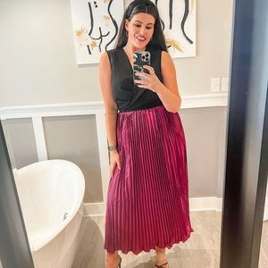 2 piece pleated skirt and and black draped v neck top